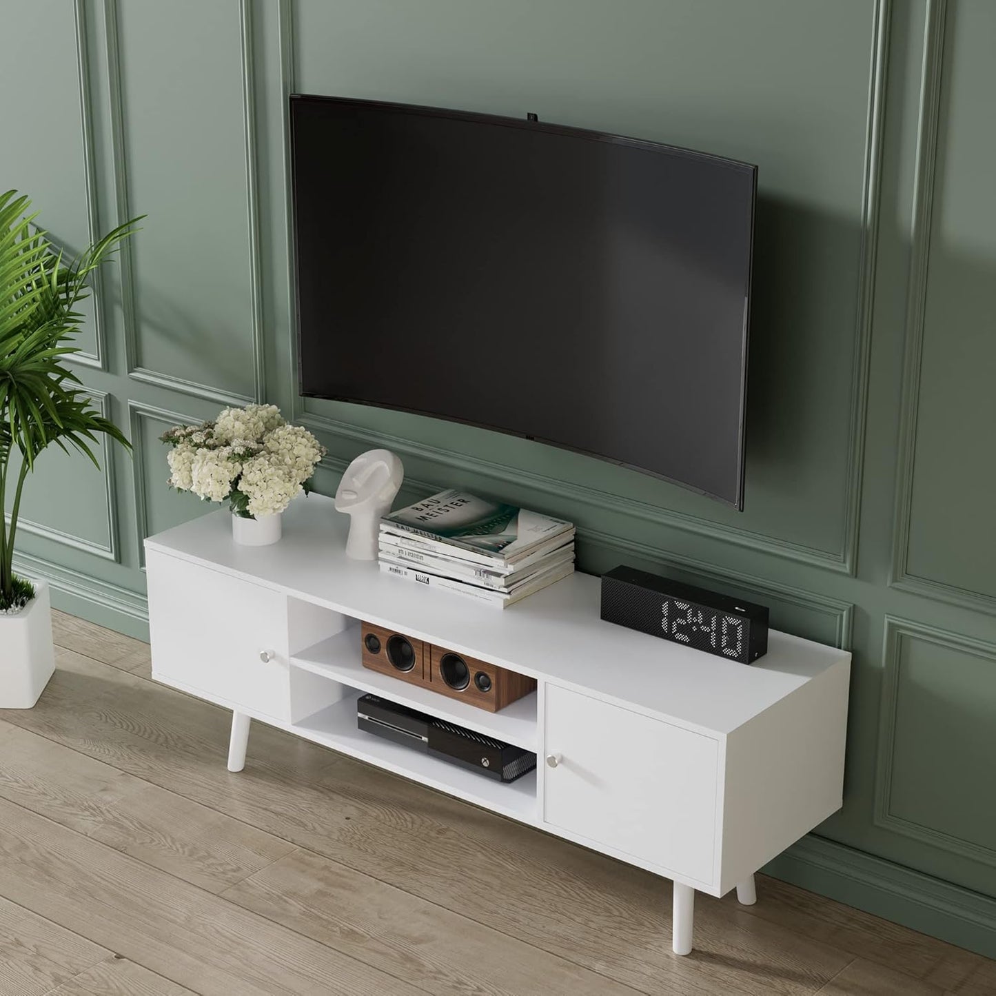 Cozy Castle TV Cabinet for TV 60 Inches, TV Lowboard with Sockets, 2 Cabinets and 2 Shelves, TV Table for Living Room, 135 x 50 x 40 cm, White