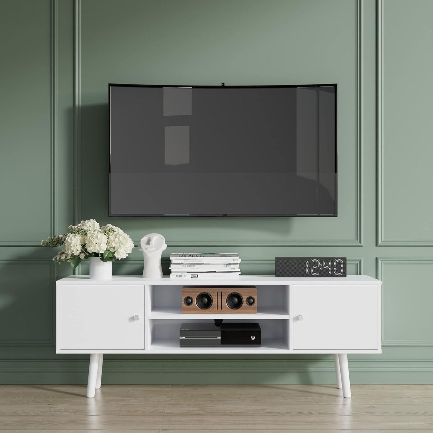 Cozy Castle TV Cabinet for TV 60 Inches, TV Lowboard with Sockets, 2 Cabinets and 2 Shelves, TV Table for Living Room, 135 x 50 x 40 cm, White