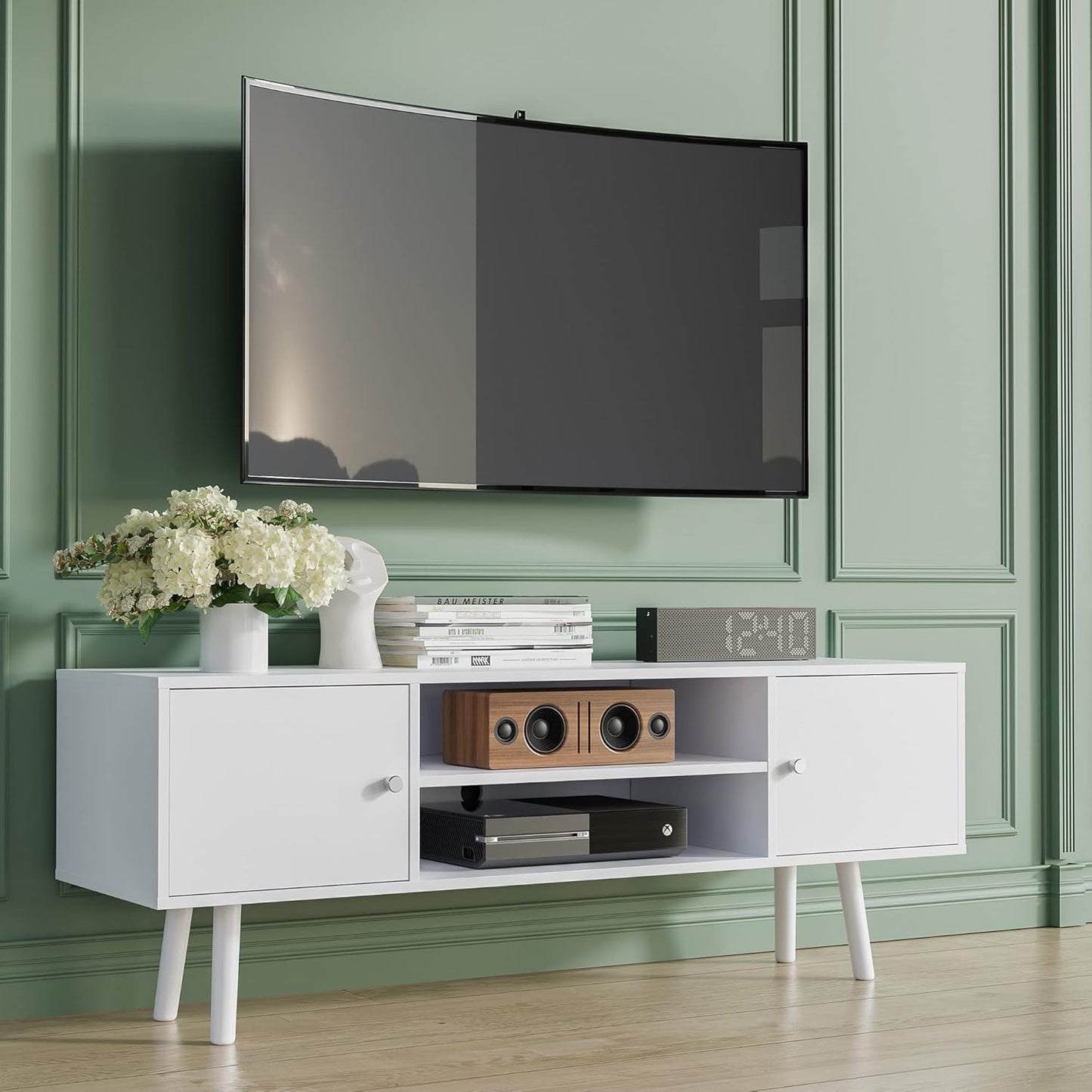 Cozy Castle TV Cabinet for TV 60 Inches, TV Lowboard with Sockets, 2 Cabinets and 2 Shelves, TV Table for Living Room, 135 x 50 x 40 cm, White